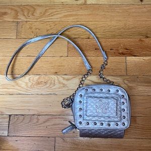 Cute Silver Purse. Small and easy!